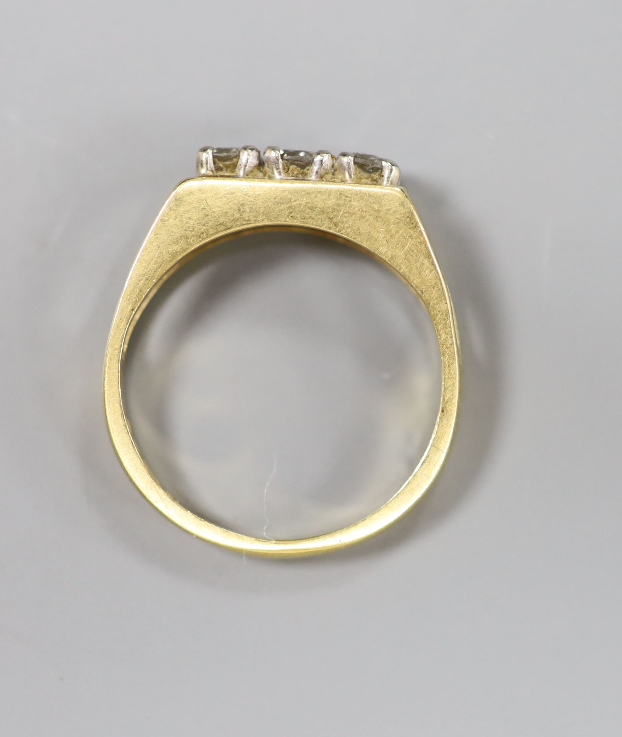 A modern 18ct gold and three stone diamond set ring, size K, gross 3.3 grams.